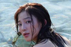 天木じゅん、水に浮かぶ美ヒップ