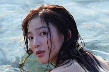 天木じゅん、水に浮かぶ美ヒップ