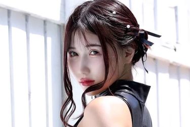 朝比奈りる、水しぶき美ヒップ