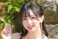 宮本なる、輝くレースビキニショット