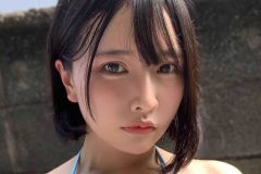 橋本ひかり、三角ビキニのムニッとパイ