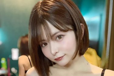 紅羽祐美、危険なバストトップ…鏡越しのM字