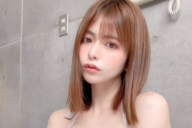 紅羽祐美、M字座りの美ボディ