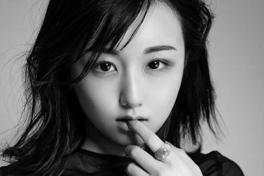 くりえみ、くわえ指で漆黒の美谷間