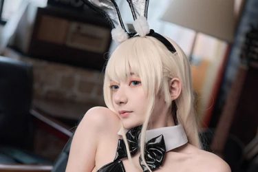 尊みを感じて桜井、大胆すぎるバニーコス