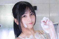 柳丸、泡まみれの水着ショット