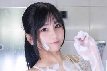 柳丸、泡まみれの水着ショット