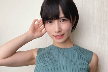 村上りいな、ニットをめくって内緒のチラリ