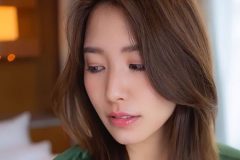 夏来唯、色っぽい美谷間