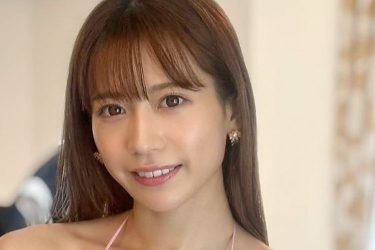 桜りん、ハイレグ競泳とテカテカマイクロビキニ