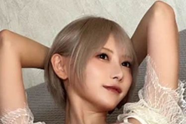 篠崎こころ、透明感のある純白ビキニ