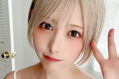 篠崎こころ、純白ランジェリーの金髪ショート美女