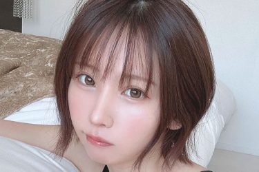 えなこ、ベッド脇の黒ビキニ美女