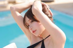 白田まい、胸元穴あき水着の美白ボディ