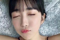 天羽希純、大胆バストで隠れチュー