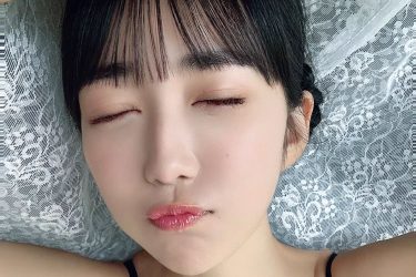 天羽希純、大胆バストで隠れチュー