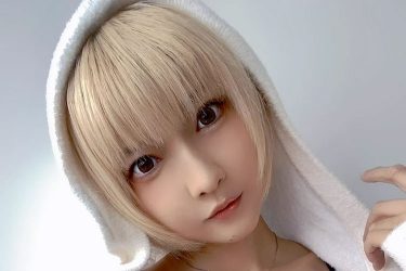 火将ロシエル、頭隠して胸元あらわ…