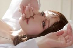 白田まい、純白の仰向け美ボディ