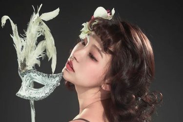 鈴木聖、黒ビキニの仮面美女