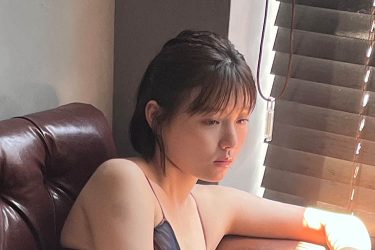 葉月つばさ、アンニュイな黒ランジェリーショット