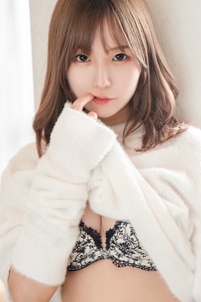 伊関あみ、ふわふわセーターから覗くふっくらバストの画像2