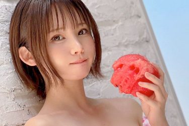 えなこ、スイカ頬張り超速いいね