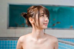 伊織もえ、銭湯ショットで癒しの谷間