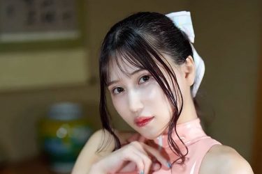 朝比奈りる、テカテカハイレグ水着の美しい隙間