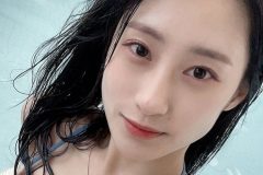 澄田綾乃、プールの中の紐ビキニ美女