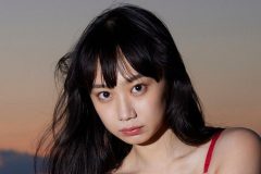 相沢菜々子 、岩場で強めの美スタイル