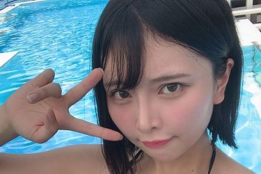 橋本ひかり、キワドすぎる極小変形水着