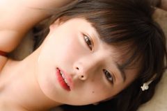 葉月つばさ、仰向け伸び伸びショット