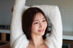 斎藤恭代、ポロリを誘う伸びポーズ