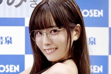 東雲うみ、シン・二刀流の圧巻ボディ