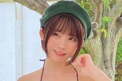 えなこ、ベレー帽×ビキニの季節先取りショット