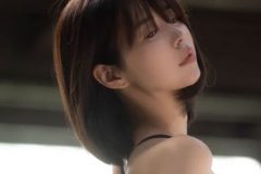 真中つぐ、競泳水着で極上S字ライン