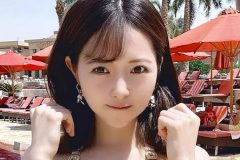 森香穂、プールサイドでぷにっと美スタイル