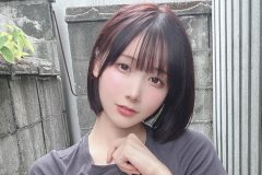 けんけん、路地裏で大胆チラリ