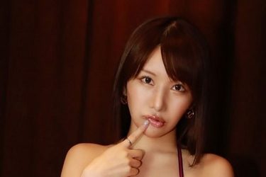 琴井ありさ、キュート＆強めのM字開脚