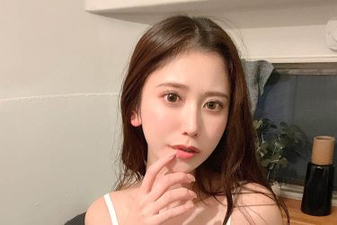 名取くるみ、純白下着のモーニングショット