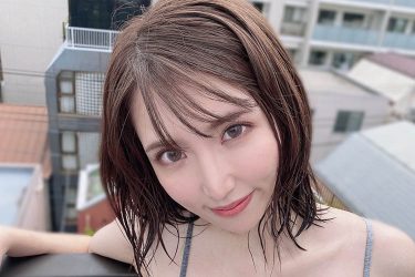 椎名あき、屋上の美しいビキニ姿