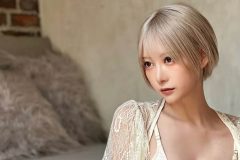 篠崎こころ、芸術的美白ボディ