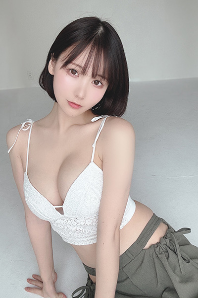 けんけん、白キャミソールの凛とした美貌の画像2