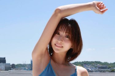 緒方咲、抜けるような青空の脱ぎかけショット