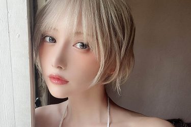 篠崎こころ、超絶ビジュアルと魅惑の視線
