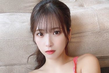 紅羽りお、ゆったりキャミソールの艶姿