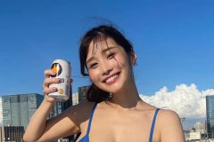 高橋凛、青空の下で初ビールグラビア