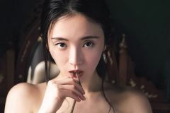 園都、肩紐を咥え…衝撃の袋とじ予告