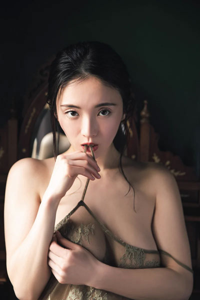 園都、肩紐を咥え…衝撃の袋とじ予告の画像2