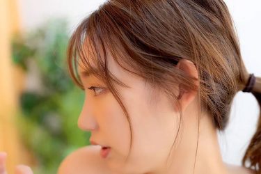新田ゆう、ブラ紐ひっぱり誘惑モード